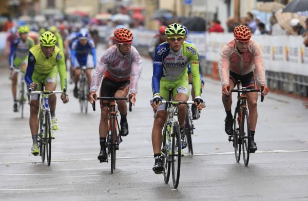 The peloton crosses the line at the end of stage 1a of the Giro di Padania.