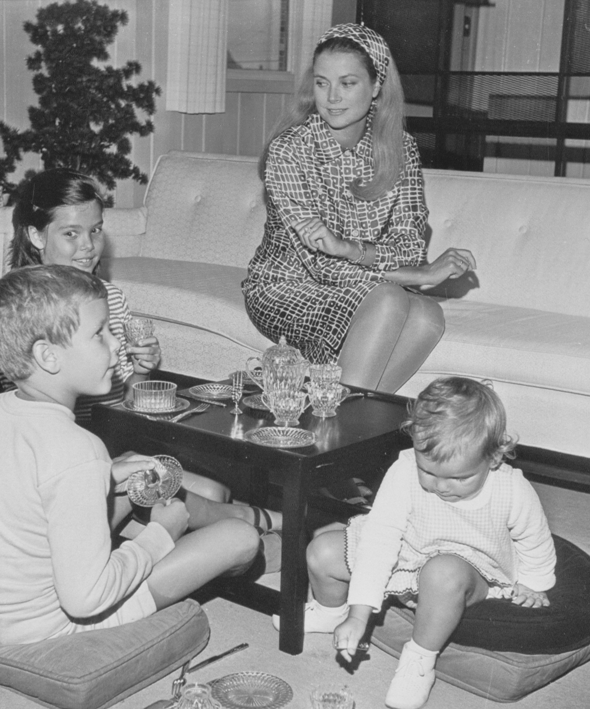 grace kelly in his her living room
