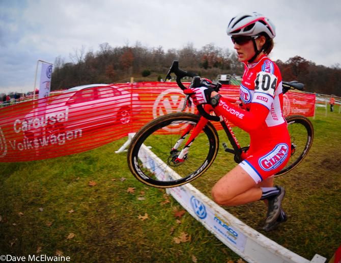 Elle Anderson (Cal Giant Berry Farms) chasing Nash with one lap to go