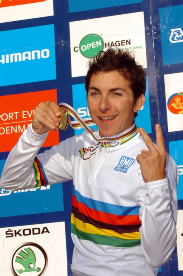 Bronizi celebrates her second world title