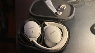 Bose QuietComfort 45 på en bordplate.