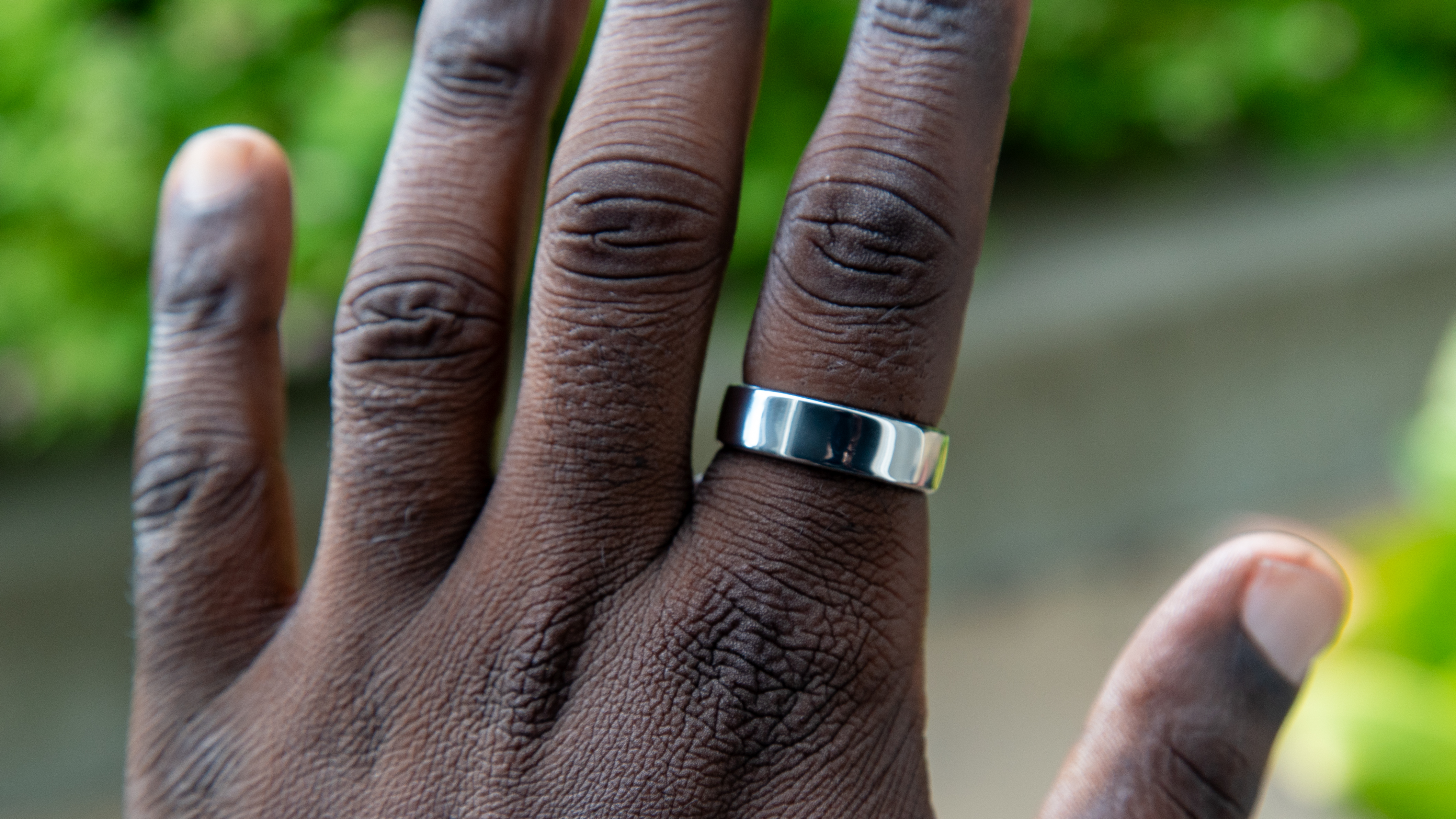 The RingConn Gen 2 Smart Ring on a finger