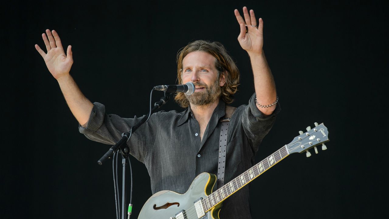 bradley cooper Glastonbury