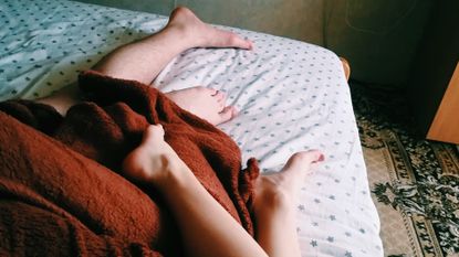 couple&#039;s feet in bed