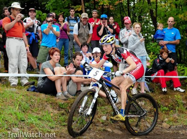 Catherine Pendrel (Canada) tries to chase down Maja Wloszczowska (Poland)