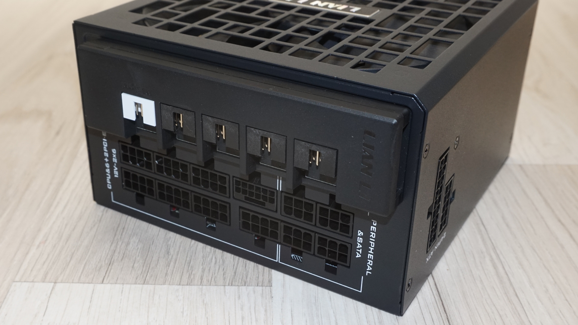 Lian Li RS1200G ATX 3.1