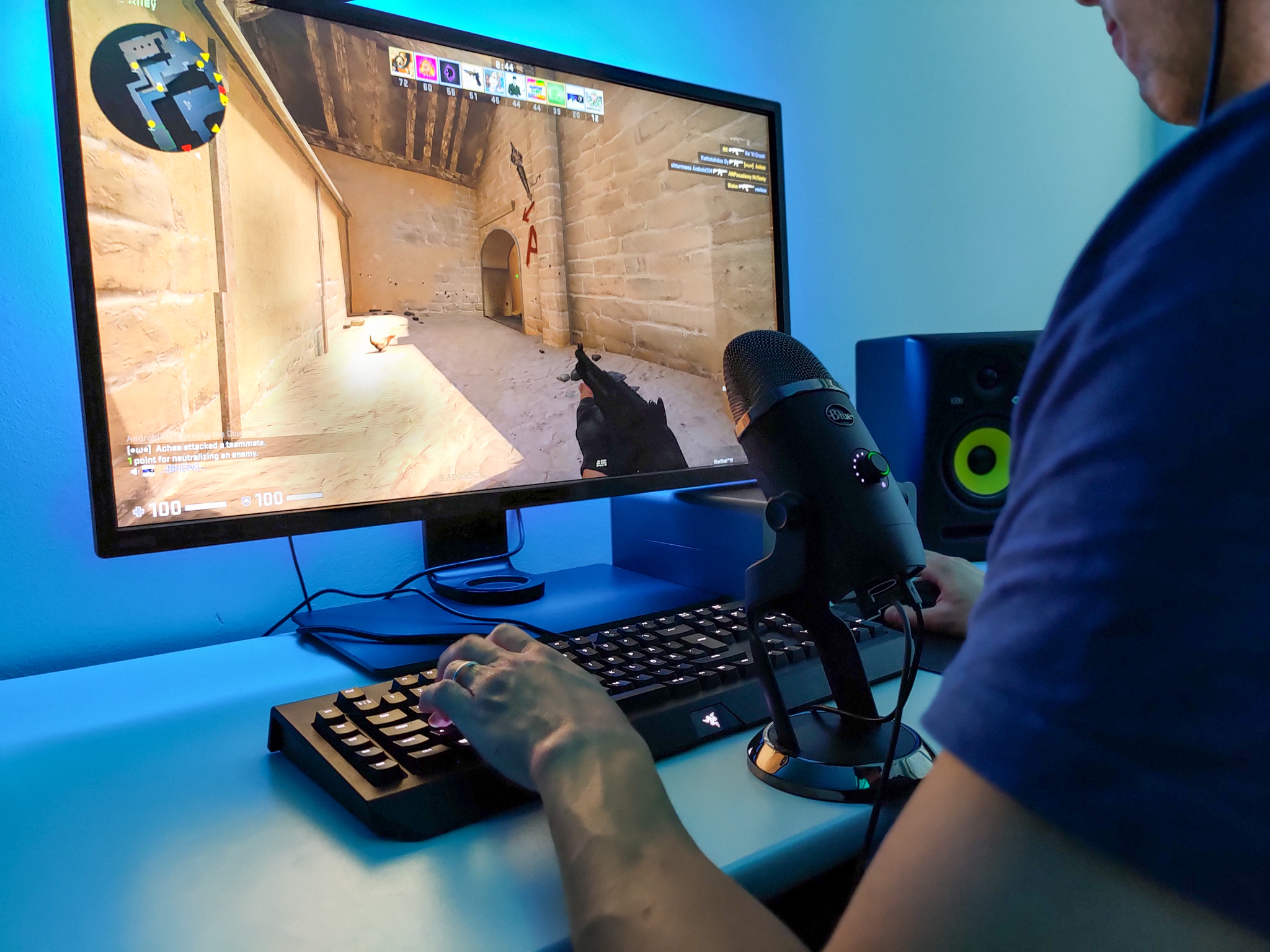 Mies striimaa pelaa Counter Strike: Global Offensivea