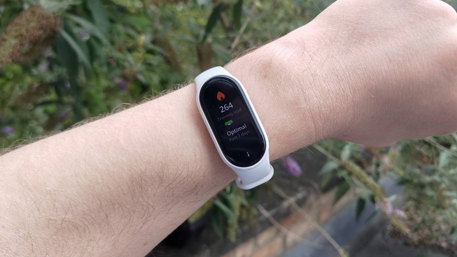 The Xiaomi Smart Band 10 showing a fitness load nad calories burned.