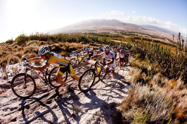 Lead group pushes up through steep sand