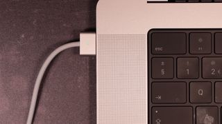Der Ladestecker eines MacBook Pro 16 Zoll (2023)