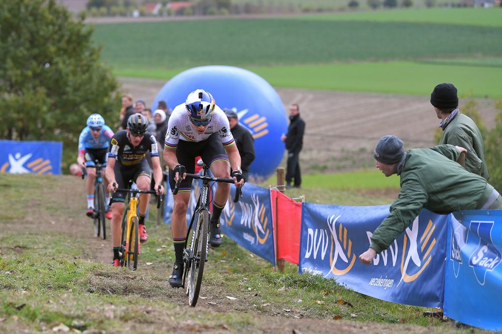 Wout Van Aert pushes the pacet at Koppenbergcross