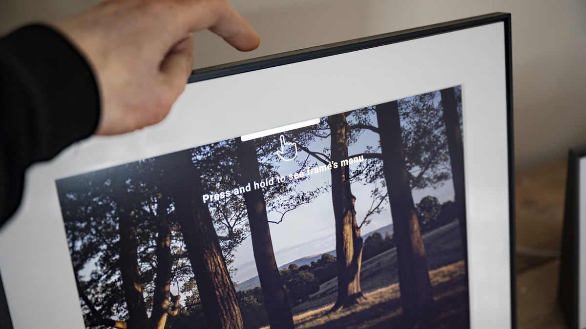 Touch bar panel in use of the Aura Walden digital photo frame
