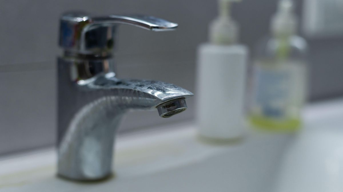 The one ingredient that will help you get rid of hard water stains ...