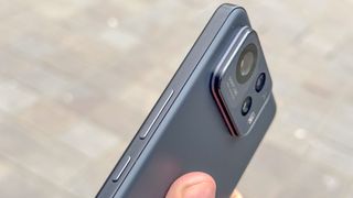 Asus Zenfone 12 Ultra right edge