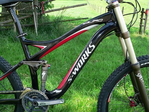 The new S-Works Enduro shows up to the party with a swoopy FACT carbon front end that is not only strong and light, but the curved down tube also makes room for a conventionally-placed water bottle.