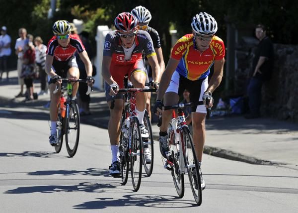 The break tackles the climb up Dyers Pass Road.