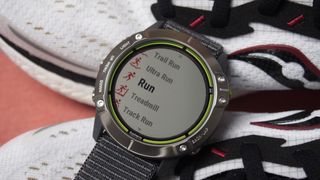 Garmin Enduro visar en meny med alternativ för aktivitetsspårning