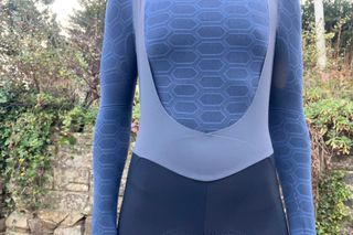 Q36.5 Gregarius Hybrid Light bib tights close up of the front crossover on the straps