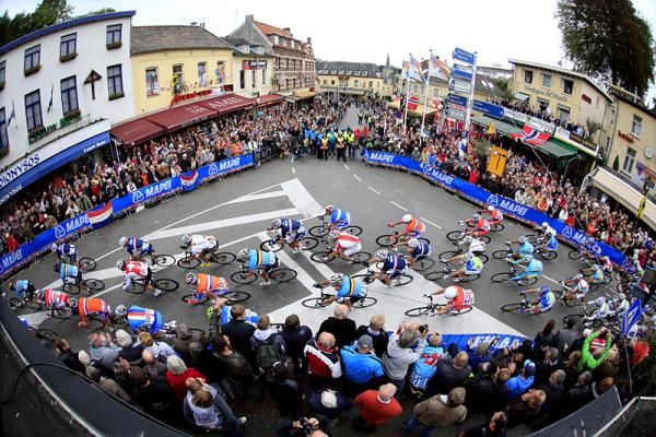 The peloton makes the left hand turn onto the Cauberg.
