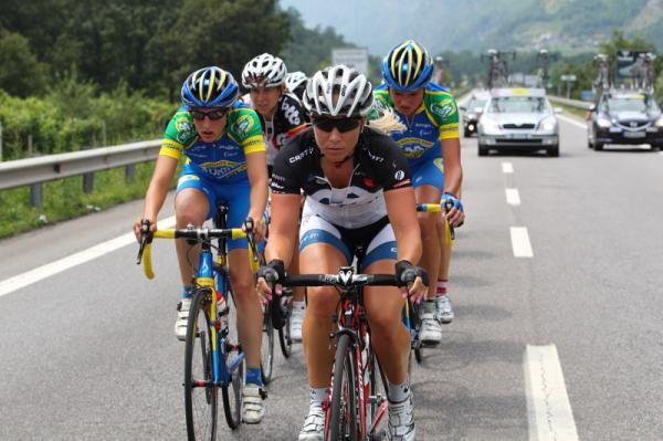 Sara Mustonen (Hitec Products) and Lucinda Brand (AA Drink) at the front of the break.