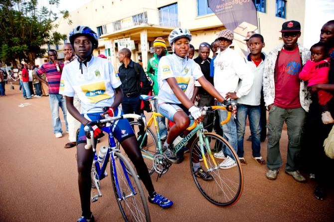 Young girl cyclists have ridden on the same route of race