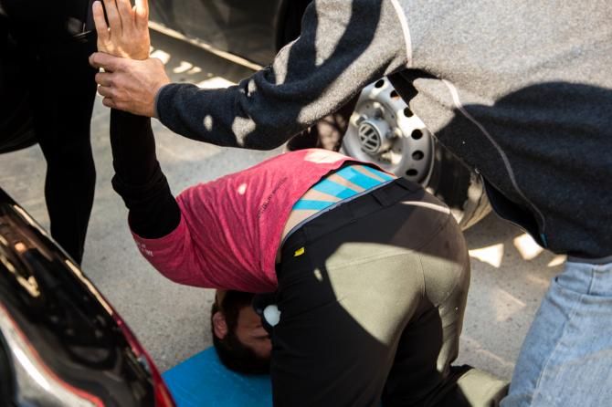 Mike Friedman gets contorted by Bob Gregorio before a Vuelta a Castilla y Leon stage