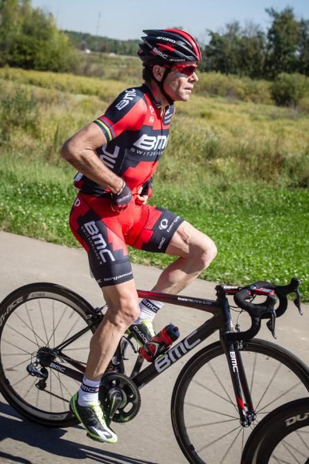 Cadel Evans (BMC) does some jersey adjustments out on the road.