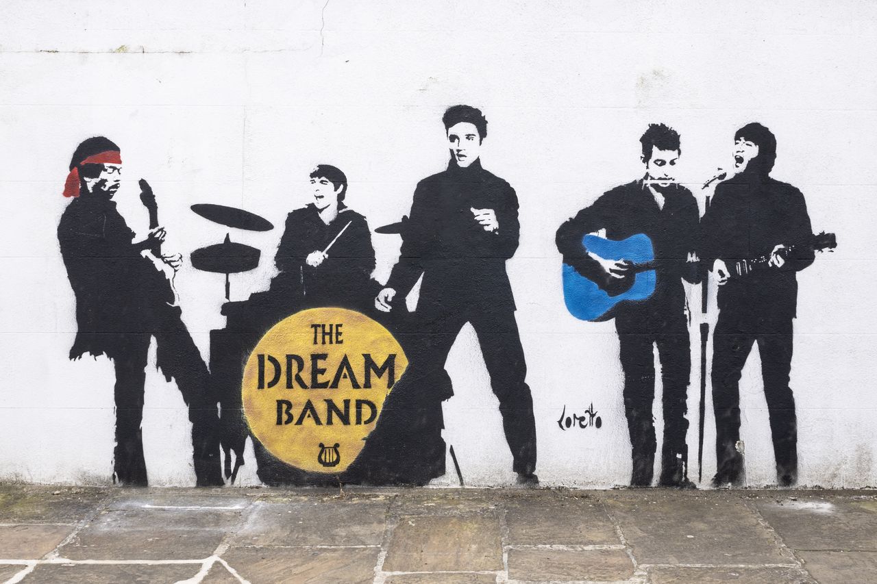 Image of a graffiti of "The Dream Band", taken on the Sigma 18-50mm f/2.8 DC DN | C Canon RF