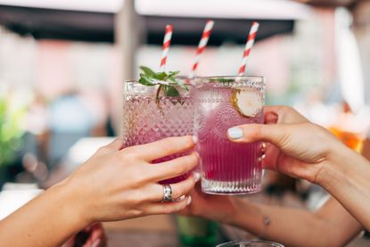 Drink spiking: Three women cheers their drinks