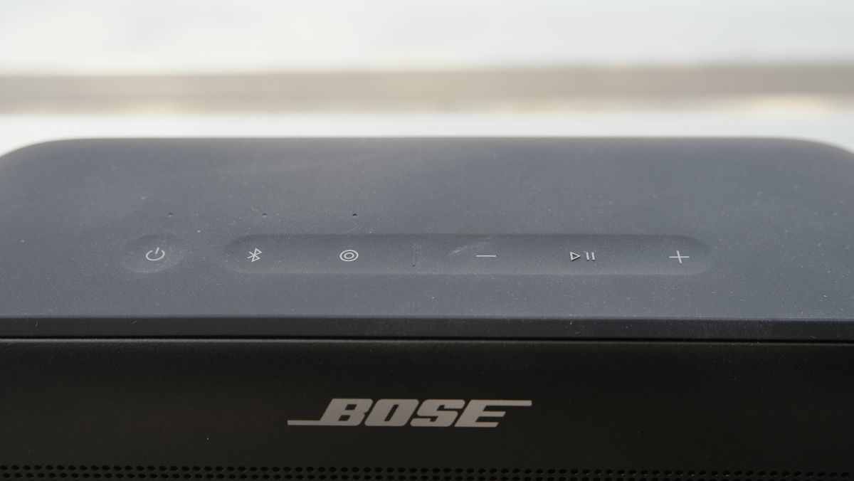 Bose SoundLink Plus top panel controls