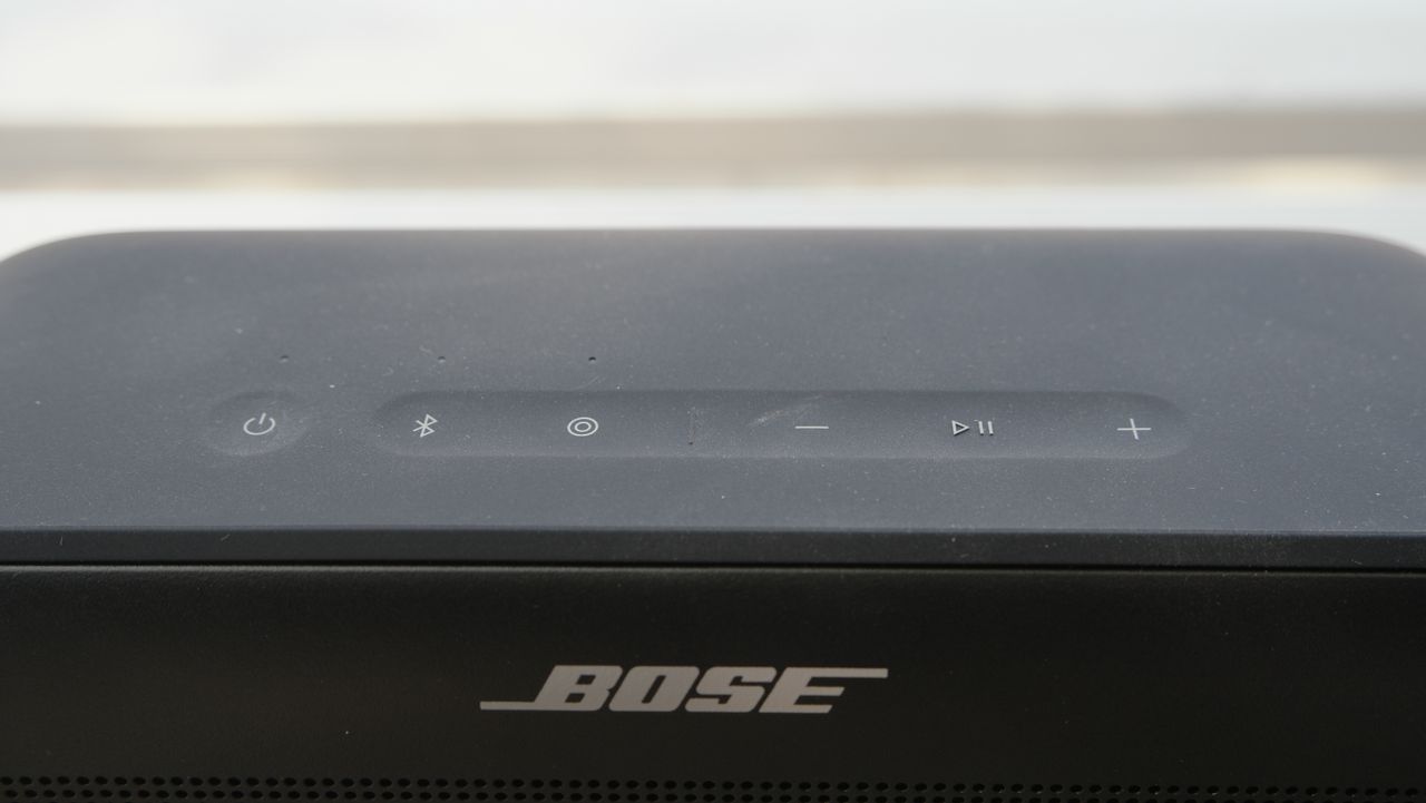 Bose SoundLink Plus top panel controls