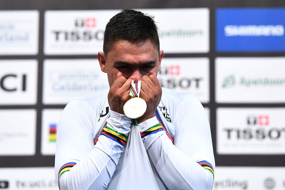 Colombia's Fabian Hernando Puerta Zapata celebrates his gold medal on the podium after the men's Keirin final