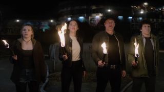 Abigail Breslin, Emma Stone, Jesse Eisenberg and Woody Harrelson holding torches in Zombieland: Double Tap