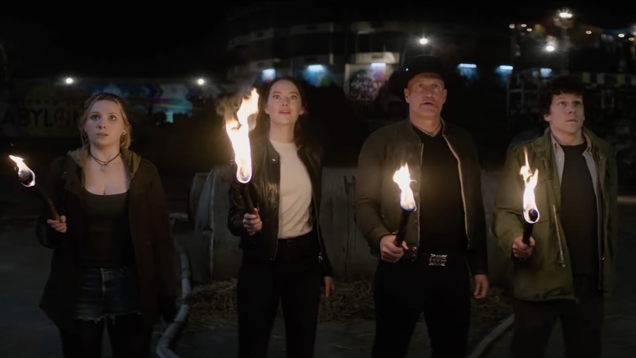 Abigail Breslin, Emma Stone, Jesse Eisenberg and Woody Harrelson holding torches in Zombieland: Double Tap