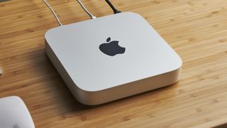 Mac mini (M1, 2020) liggende på et bord