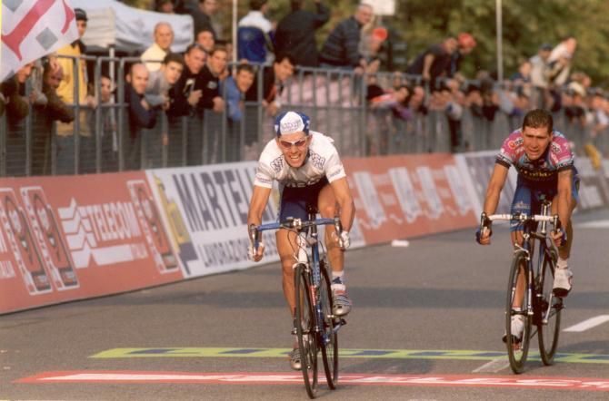 Raimondas Rumsas (Fassa Bortolo) let Francesco Casagrande do all the work before beating him in a sprint
