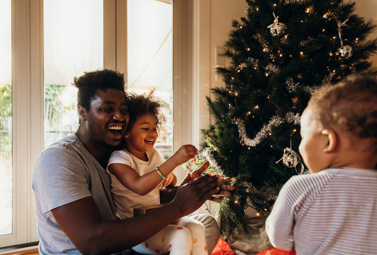 Family putting Christmas decorations up