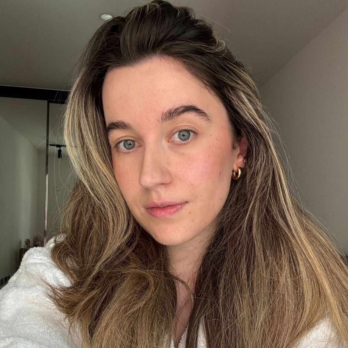 Deputy beauty editor Grace Lindsay taking a selfie with voluminous hair