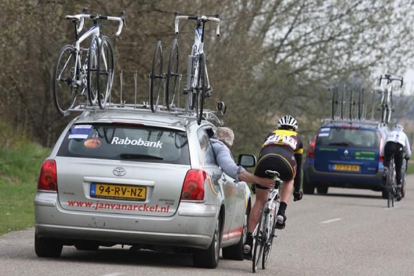Sigrid Kuizenga (Ned) Jan Van Arckel gets a helping hand
