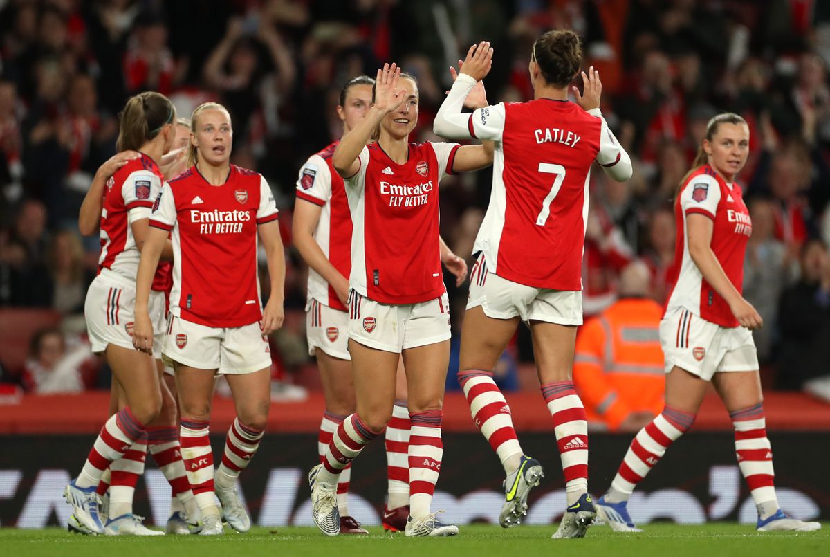 Caitlin Foord (centre) hit a late double as Arsenal beat Tottenham in the Women’s Super League.