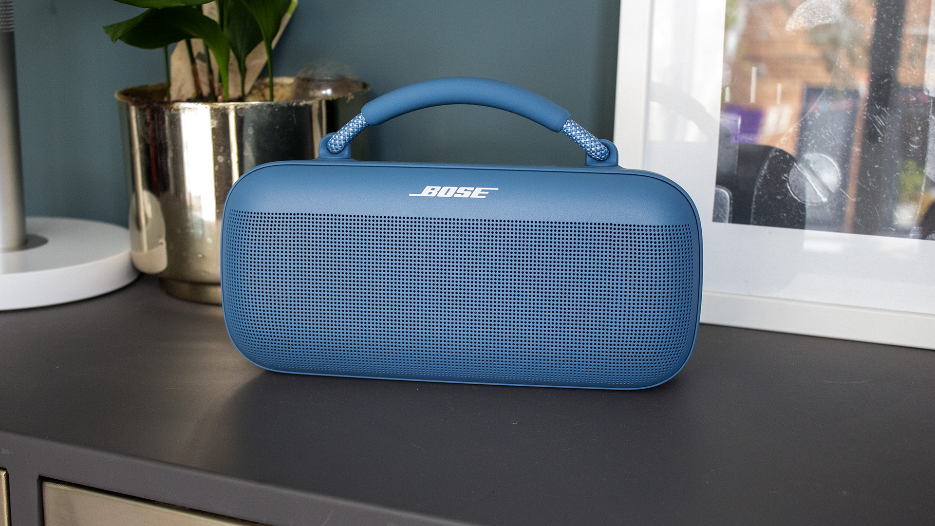 bose soundlink max speaker in blue