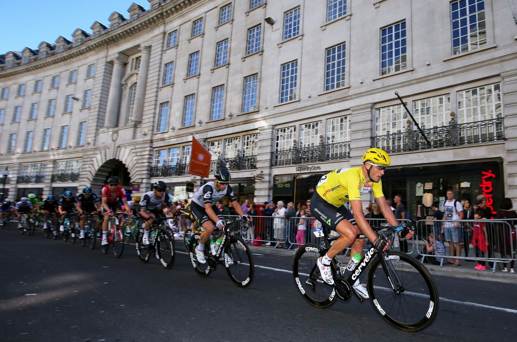 Steve Cummings (Dimension Data) riding in the bunch