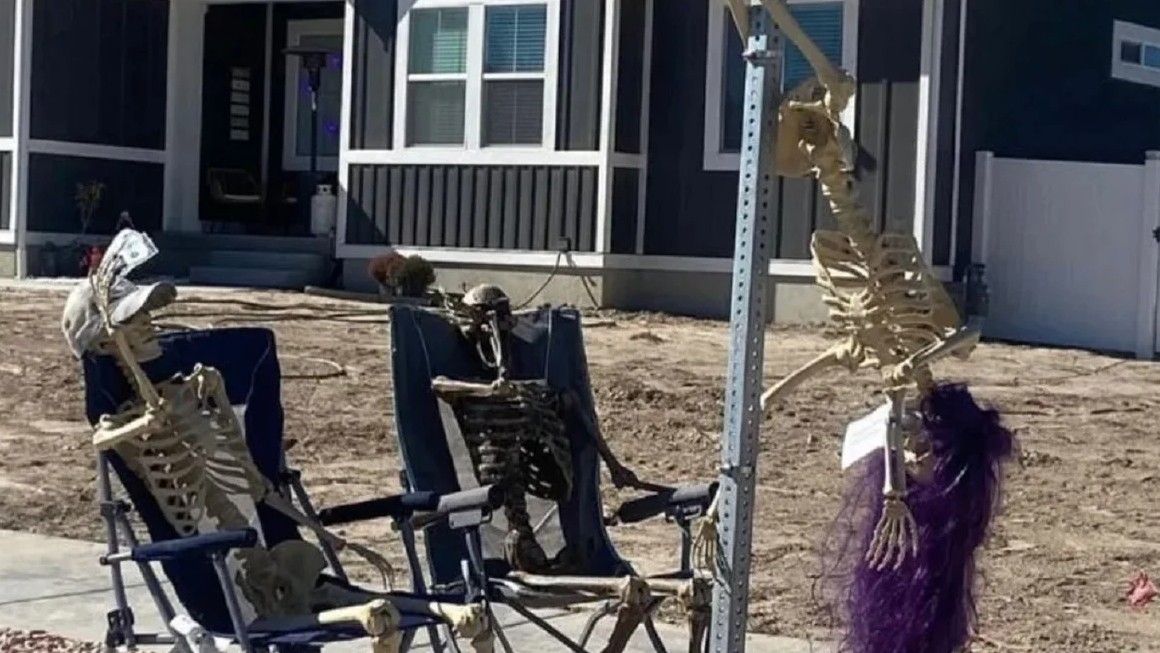 A pole dancing skeleton