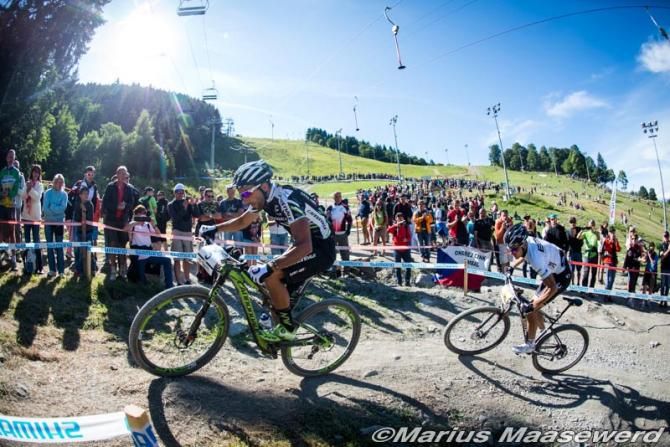 Manuel Fumic (Cannondale Factory Racing) leads Julien Absalon (BMC Mountainbike Racing Team)