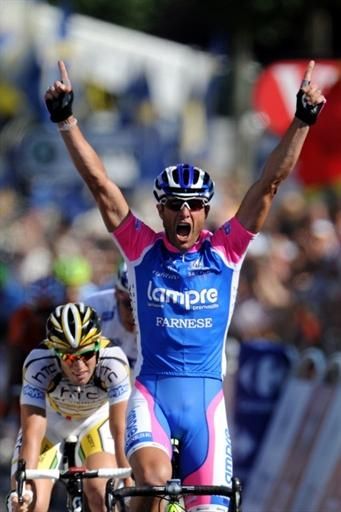 Alessandro Petacchi (Lampre-Farnese Vini) puts his arms up in Brussels
