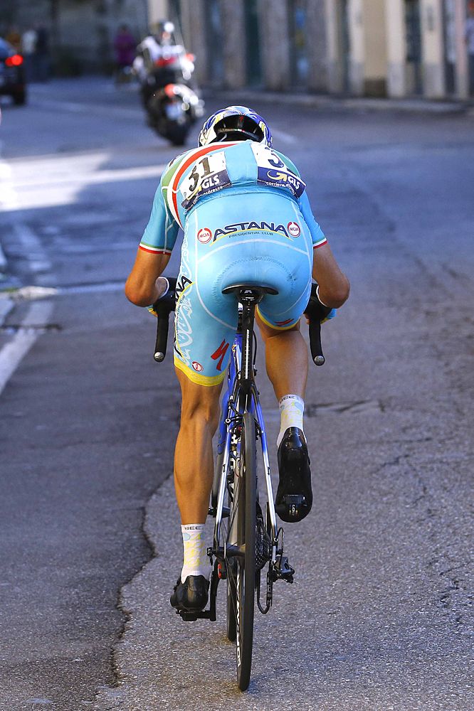 Vincenzo Nibali (Astana) does everything he can to win Il Lombardia solo