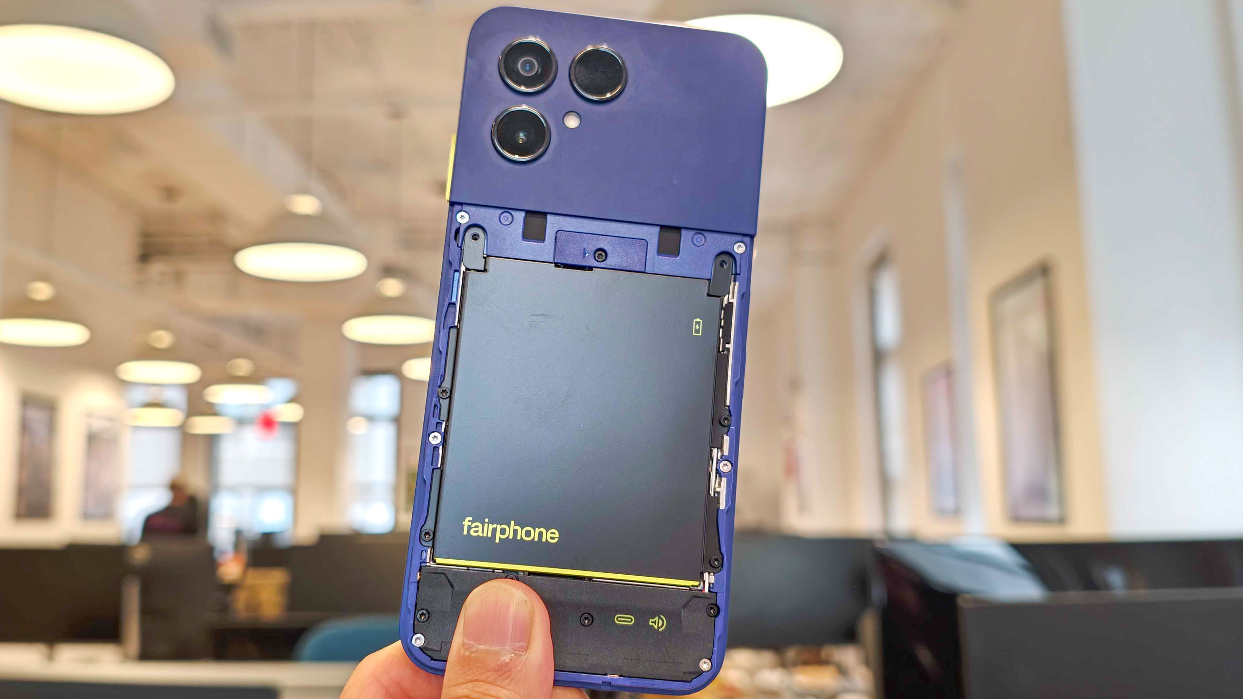 Fairphone 6+ מוחזק ביד.