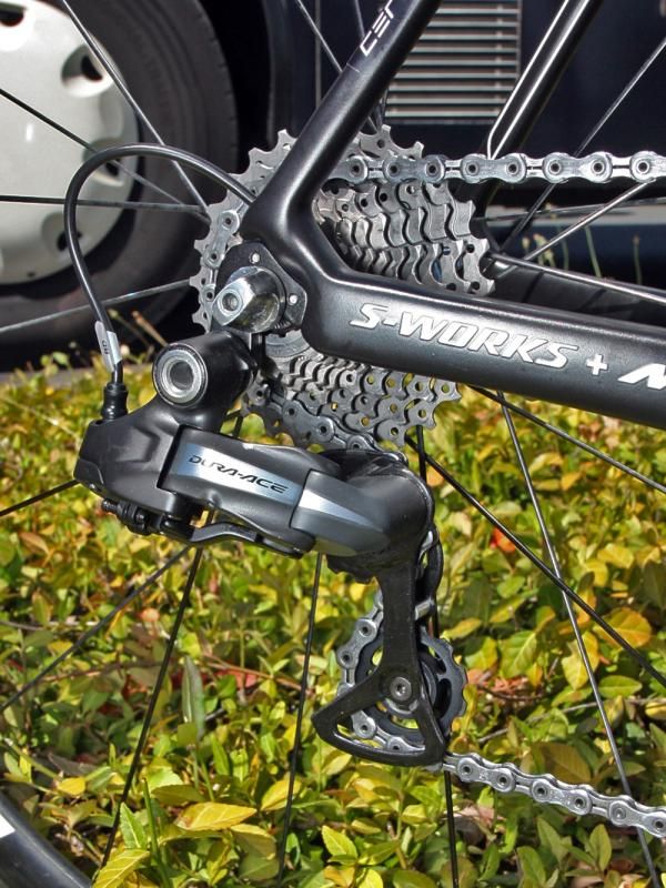 The rear derailleur wire is neatly run inside the chain stay.