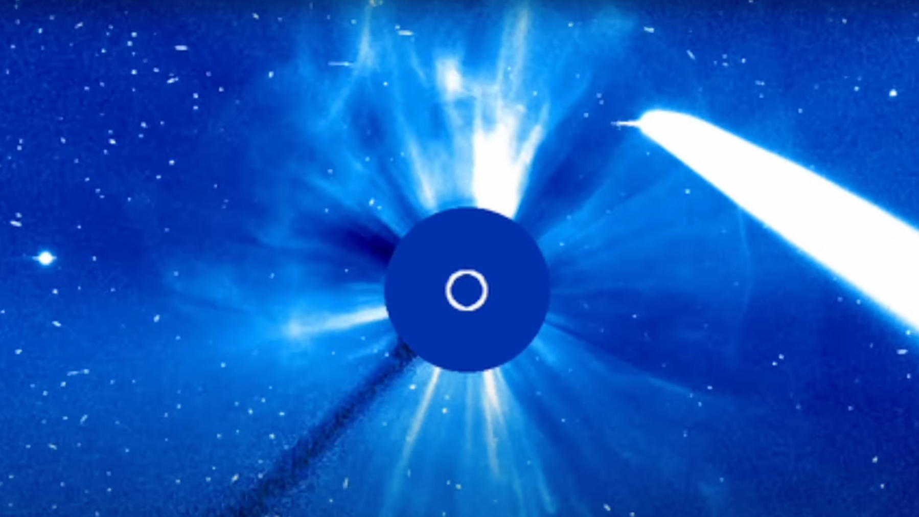 Comet Tsuchinshan-ATLAS photobombs SOHO spacecraft right through tough sun flare (video)