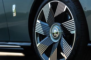 Rolls-Royce Spectre faceted wheels